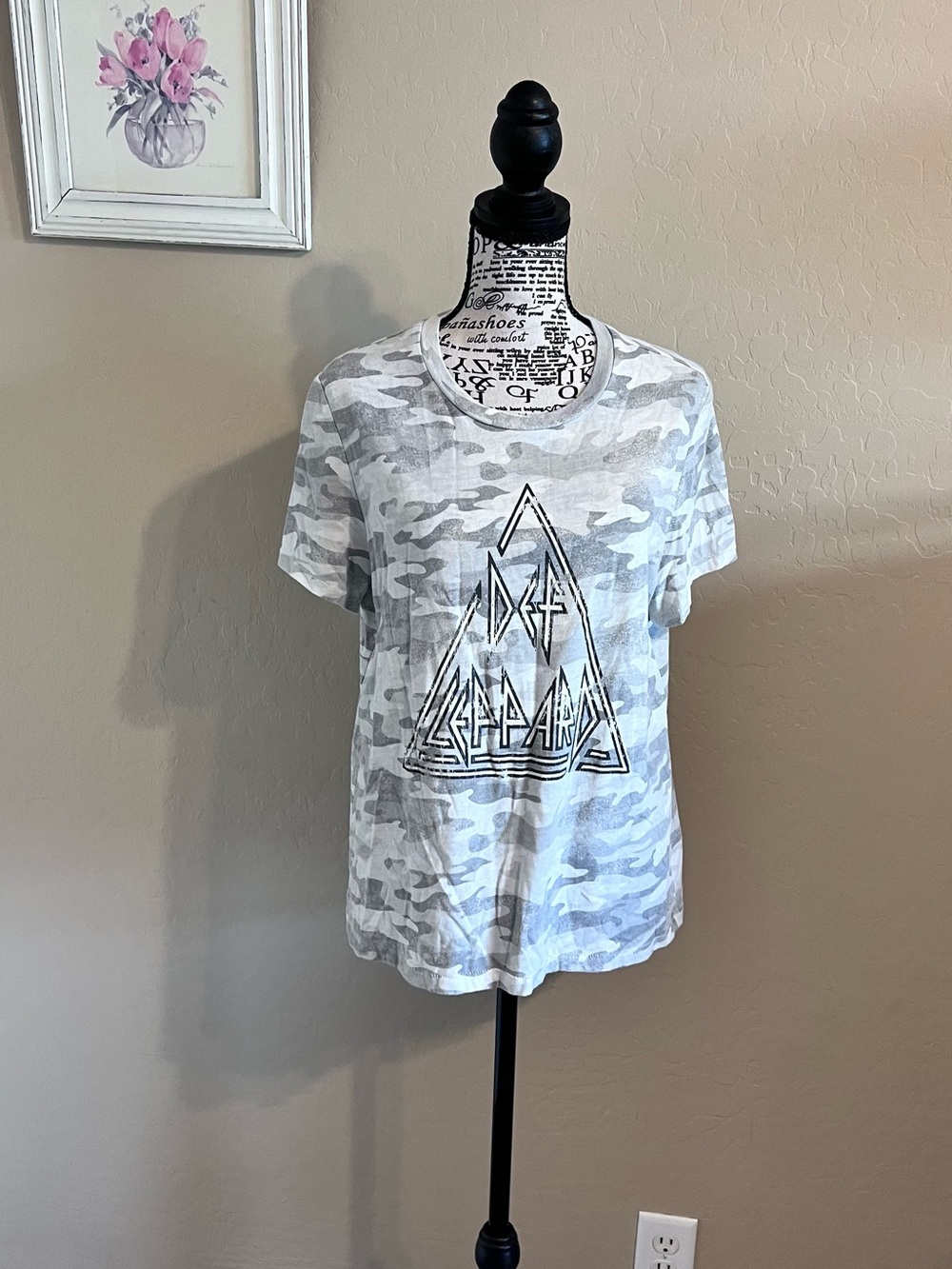 Junior’s Gray Camo Short Sleeve Tee with Def Leppard Graphic